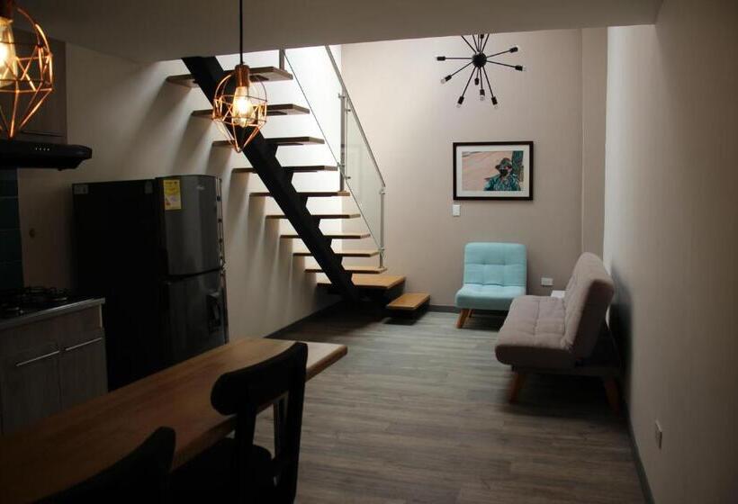 סוויטה משפחתית, Plaza El Santuario