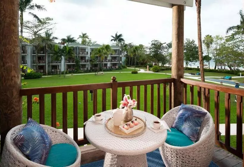 キングサイズベッドのデラックスルーム, Beaches Negril Resort   All Inclusive