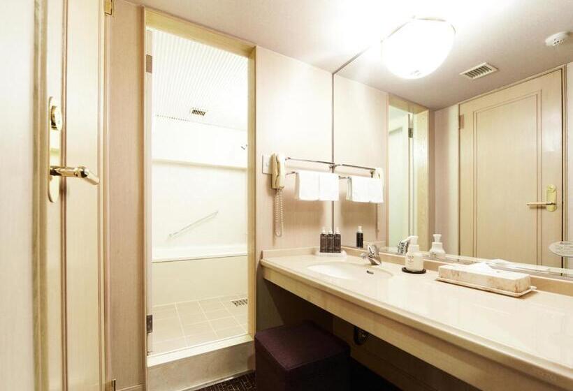 行政三人间, New Hankyu Osaka