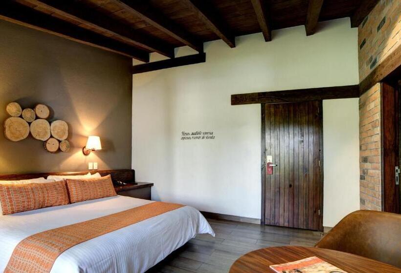 带大床的高级房间, Avandaro Golf & Spa Resort