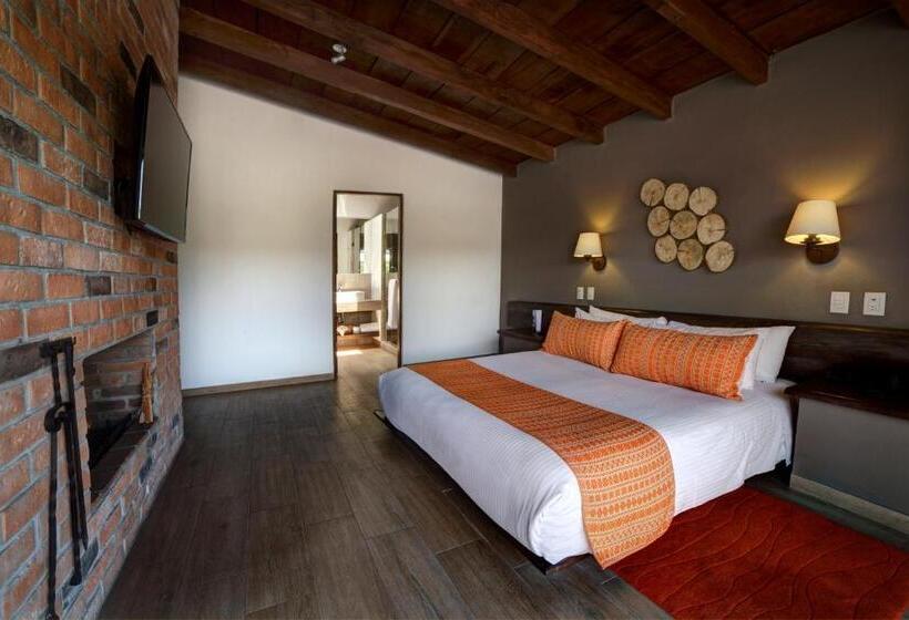 带大床的高级房间, Avandaro Golf & Spa Resort