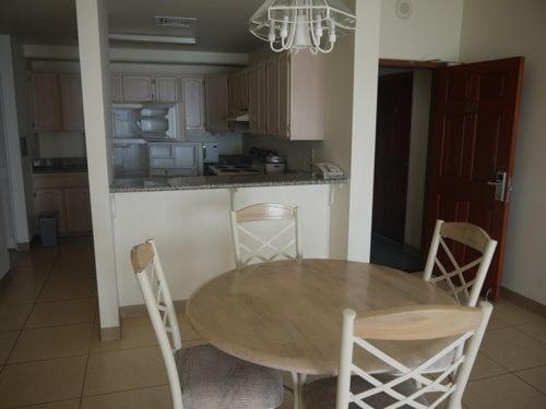 3 Bedroom Suite, Aquarius Beach Tower