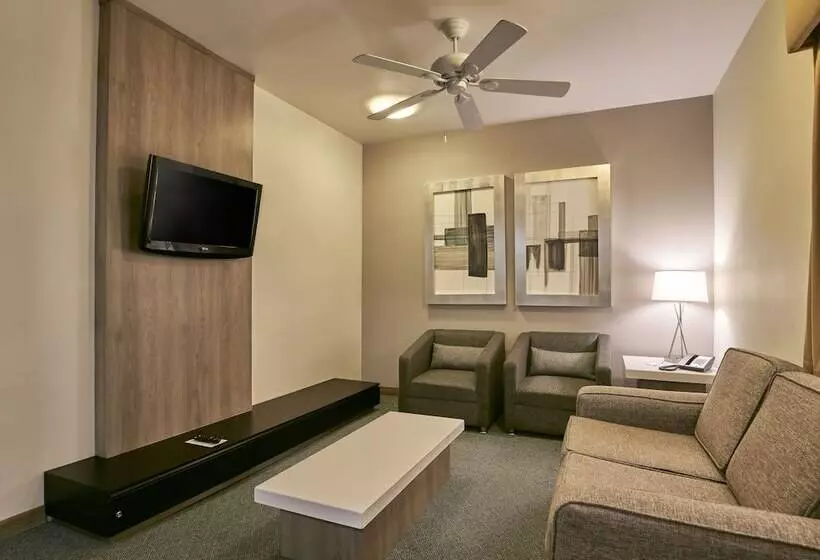 سوئیت 2 خوابه, Holiday Inn Hotel & Suites Chihuahua, An Ihg
