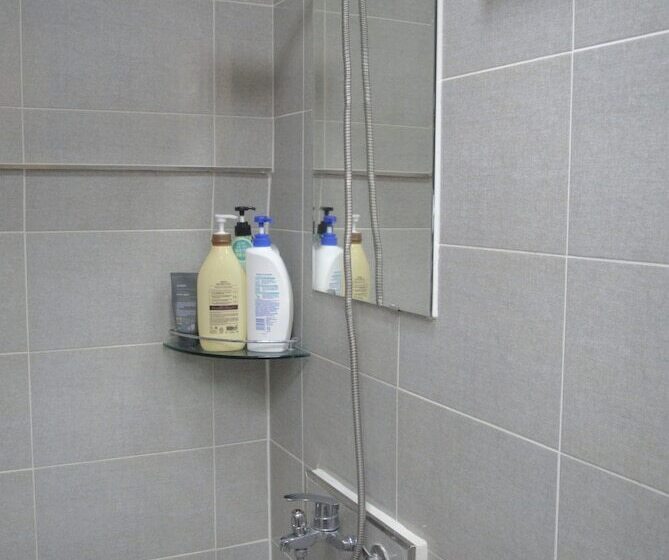 Pat in Cameră Comună, Hause Itaewon