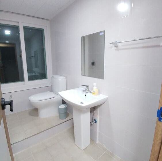 Pat in Cameră Comună, Hause Itaewon