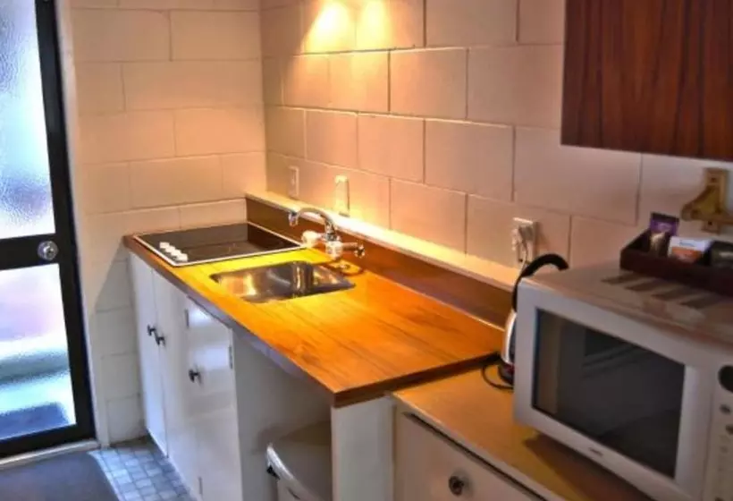 استودیوی استاندارد, Barcelona Motel
