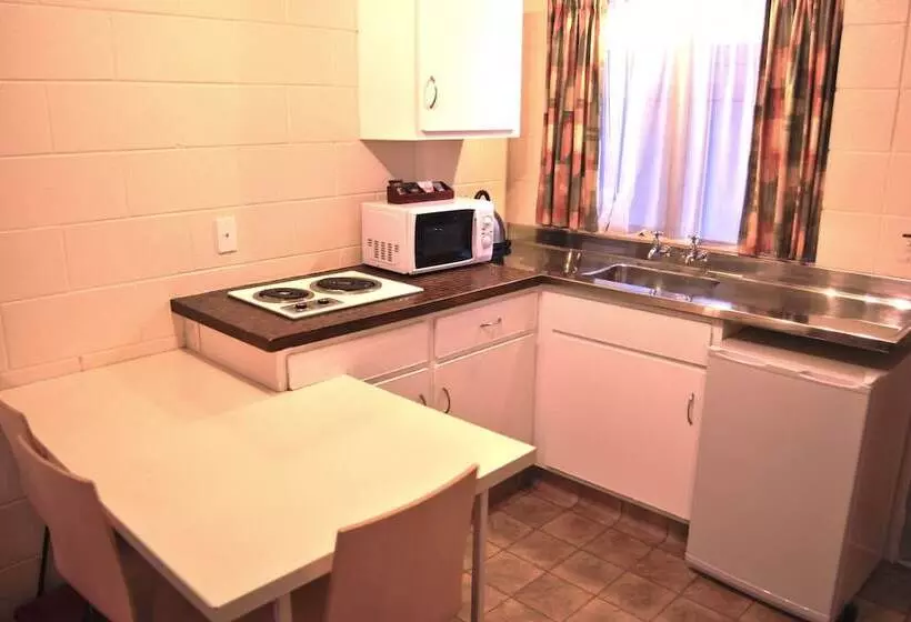سوییت خانوادگی, Barcelona Motel