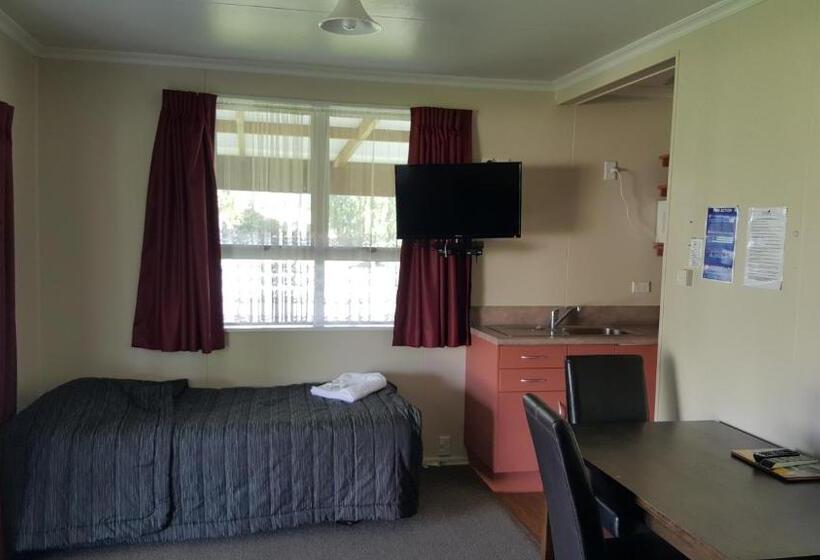 Студия Стандарт, High Country Lodge, Motels & Backpackers