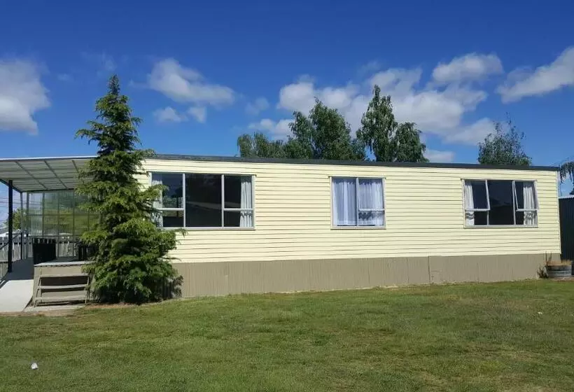 3 Bedroom Suite, High Country Lodge, Motels & Backpackers