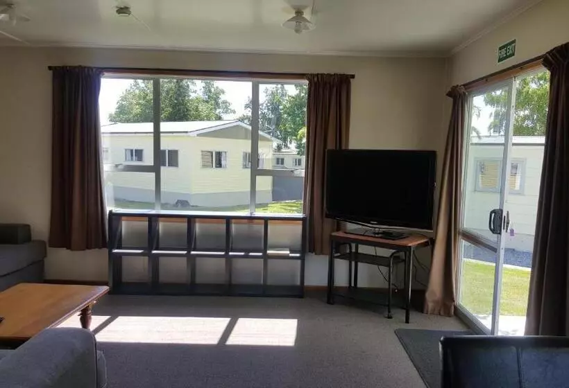 3 Bedroom Suite, High Country Lodge, Motels & Backpackers