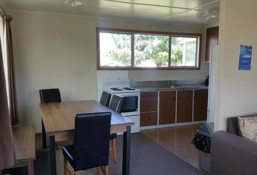 3 Bedroom Suite, High Country Lodge, Motels & Backpackers