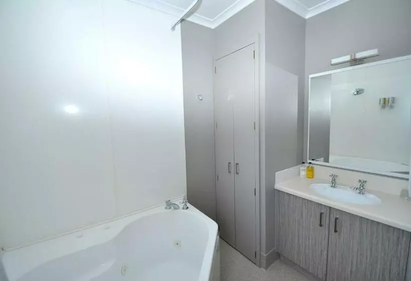 エクゼクティブワンルーム, Knightsbridge Court Motor Lodge