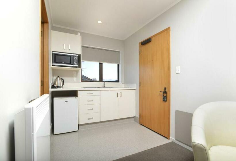 استوديو إدارى, Knightsbridge Court Motor Lodge