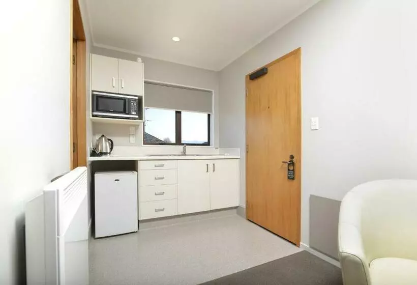 エクゼクティブワンルーム, Knightsbridge Court Motor Lodge
