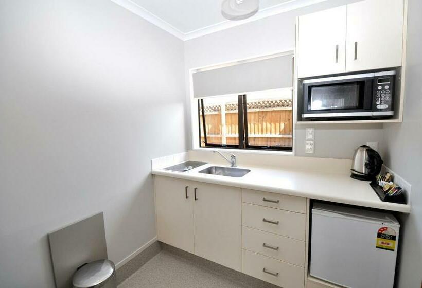 استوديو إدارى, Knightsbridge Court Motor Lodge