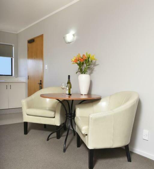 استوديو إدارى, Knightsbridge Court Motor Lodge