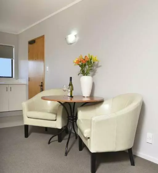 エクゼクティブワンルーム, Knightsbridge Court Motor Lodge