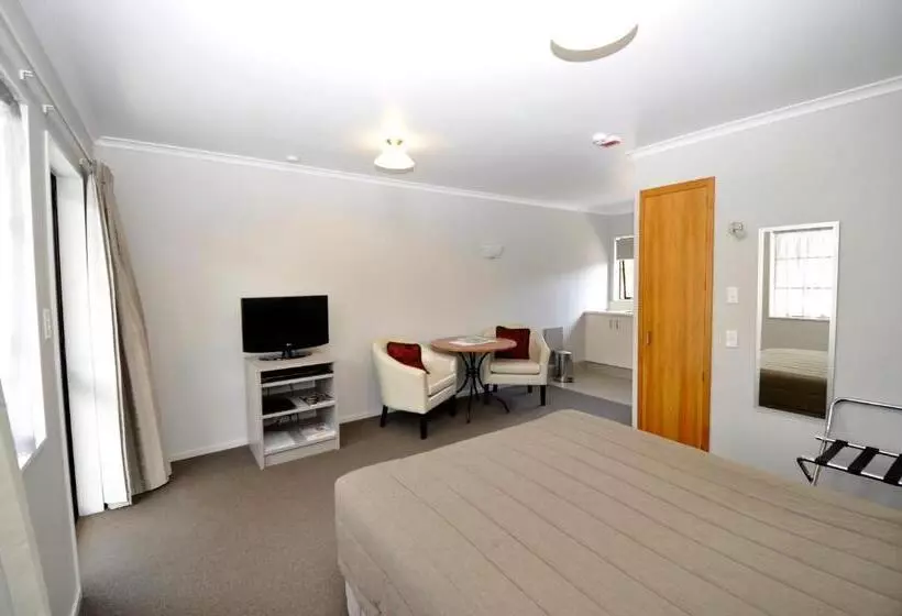 エクゼクティブワンルーム, Knightsbridge Court Motor Lodge