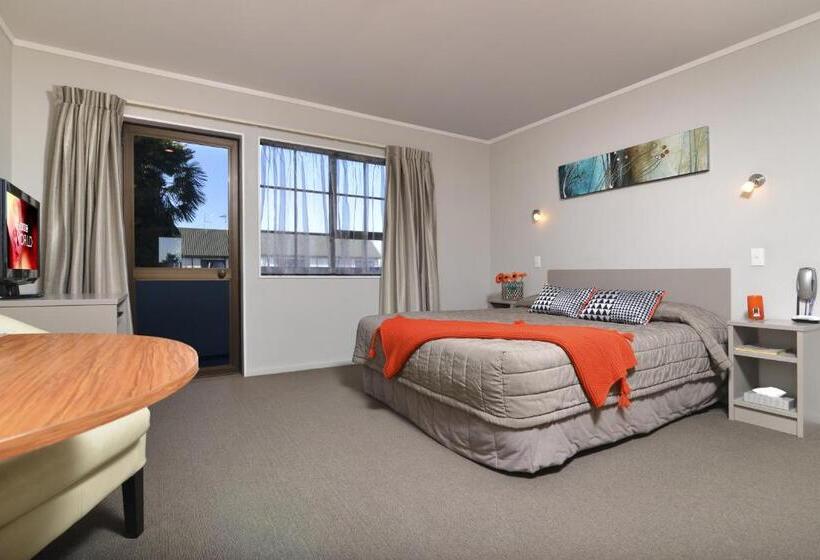 استوديو إدارى, Knightsbridge Court Motor Lodge