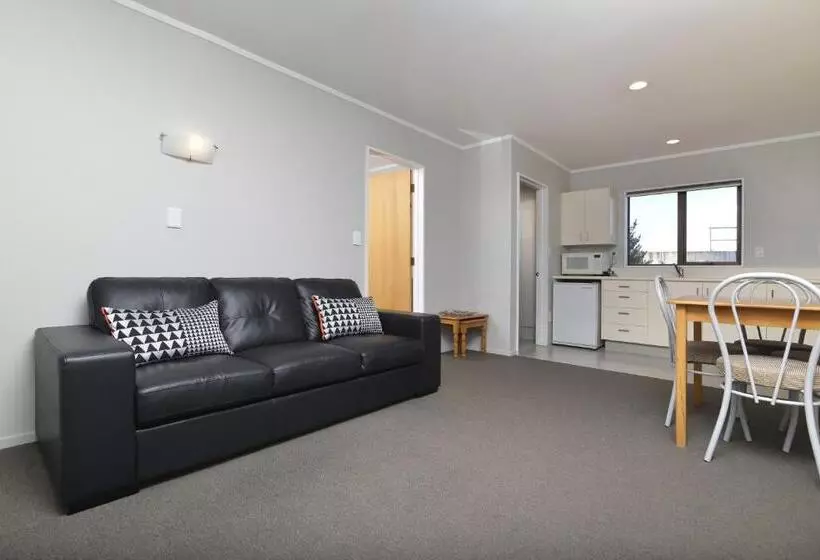 スイート, Knightsbridge Court Motor Lodge