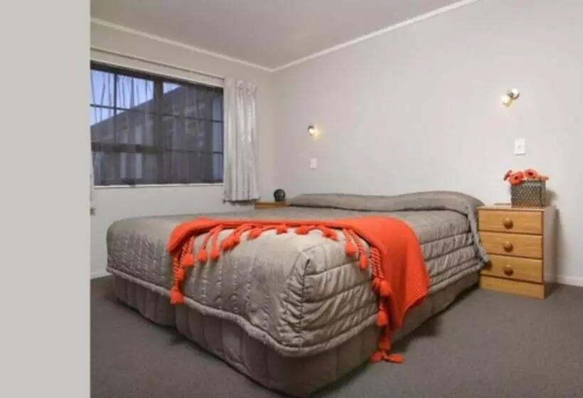 スイート, Knightsbridge Court Motor Lodge