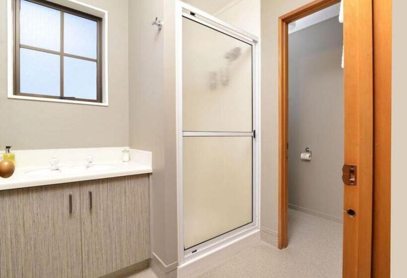 إستوديو قياسى, Knightsbridge Court Motor Lodge