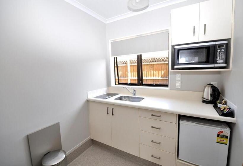 إستوديو قياسى, Knightsbridge Court Motor Lodge