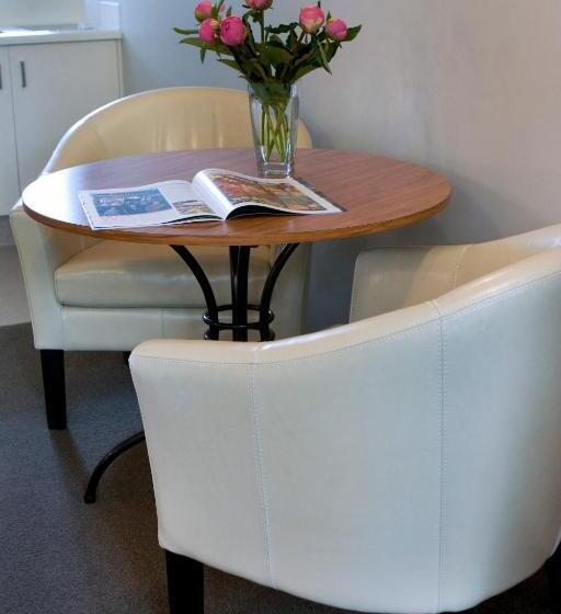 إستوديو قياسى, Knightsbridge Court Motor Lodge