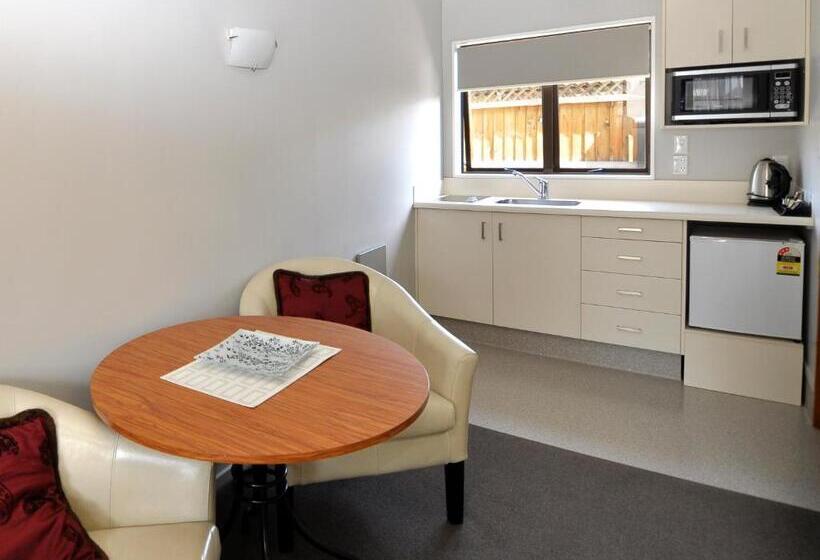 스탠다드 스튜디오, Knightsbridge Court Motor Lodge
