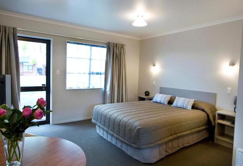 إستوديو قياسى, Knightsbridge Court Motor Lodge