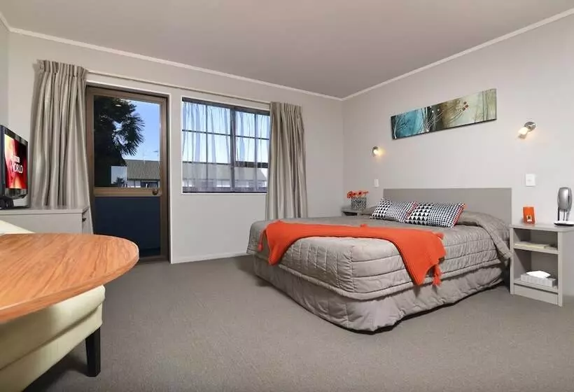 スタンダードスタジオ, Knightsbridge Court Motor Lodge
