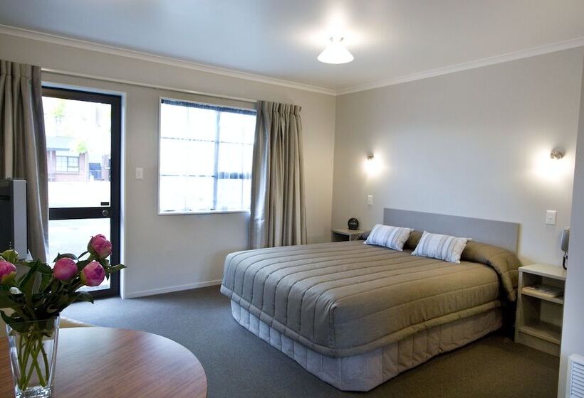 스탠다드 스튜디오, Knightsbridge Court Motor Lodge
