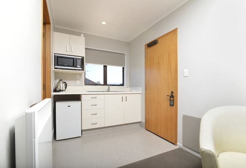 إستوديو قياسى, Knightsbridge Court Motor Lodge