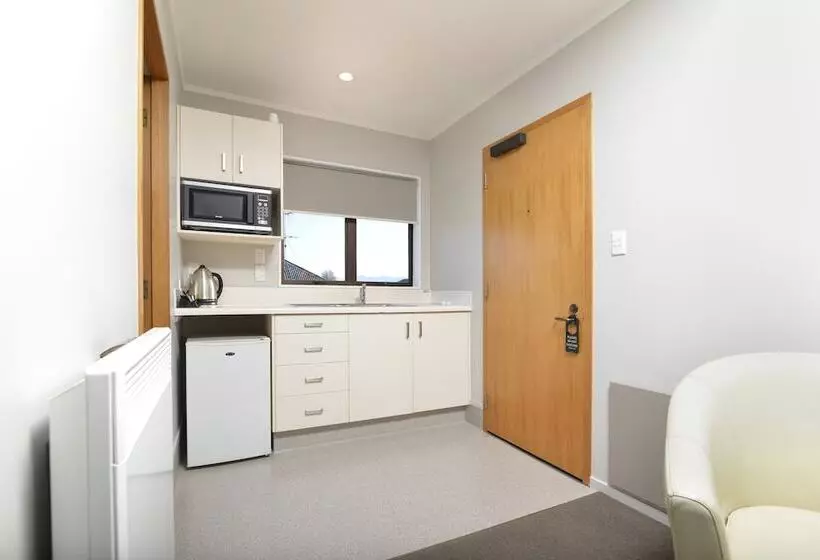 スタンダードスタジオ, Knightsbridge Court Motor Lodge