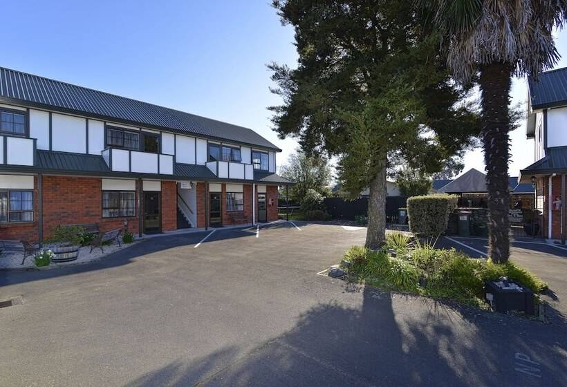 إستوديو قياسى, Knightsbridge Court Motor Lodge