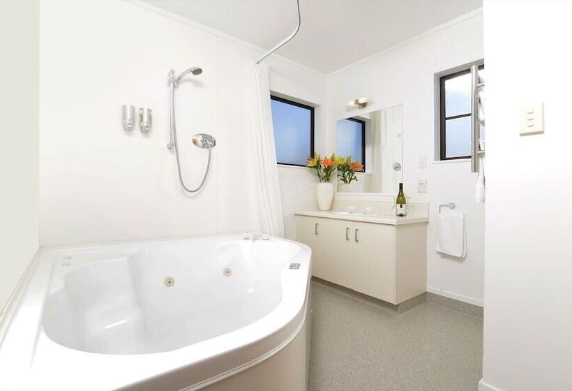 스탠다드 스튜디오, Knightsbridge Court Motor Lodge