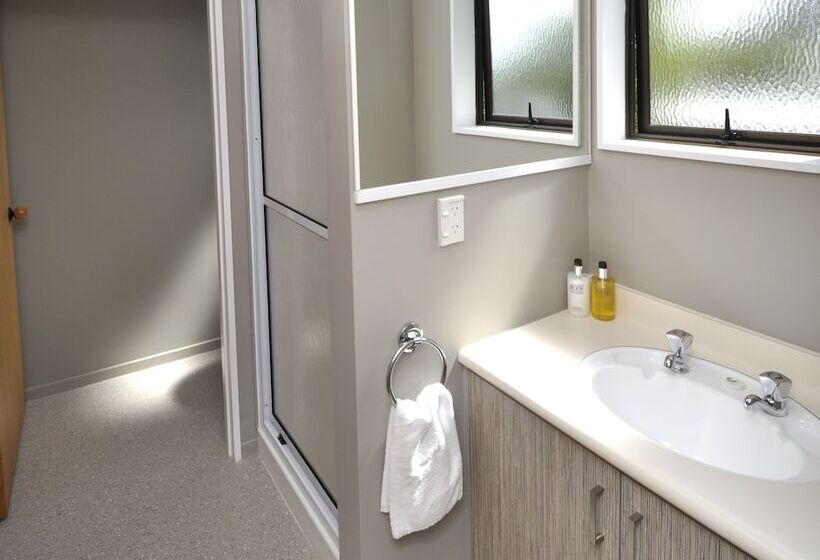 إستوديو قياسى, Knightsbridge Court Motor Lodge