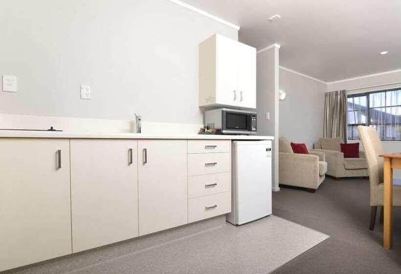 جناح مزود بجاكوزى, Knightsbridge Court Motor Lodge