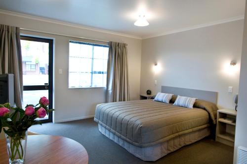 스탠다드 스튜디오, Knightsbridge Court Motor Lodge