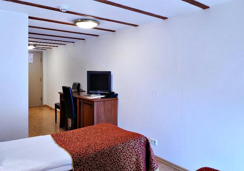 استوديو إدارى, Knightsbridge Court Motor Lodge