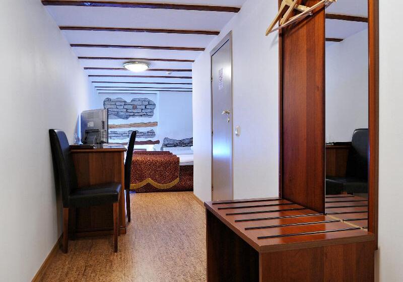 استوديو إدارى, Knightsbridge Court Motor Lodge