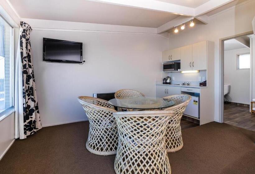 Suite with lake view, Twin Peaks Lakeside Inn