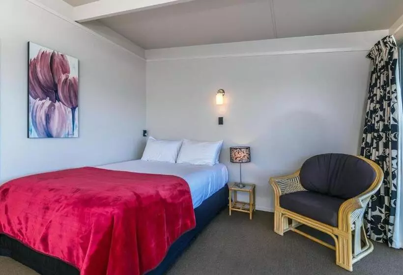 Suite with lake view, Twin Peaks Lakeside Inn