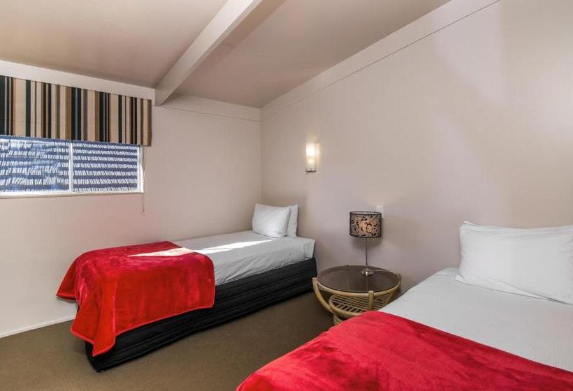 Suite with lake view, Twin Peaks Lakeside Inn