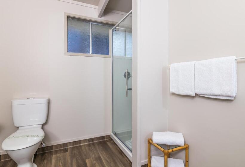 Suite with lake view, Twin Peaks Lakeside Inn