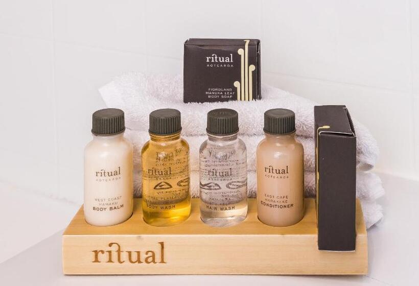 스탠다드 스튜디오, Twin Peaks Lakeside Inn