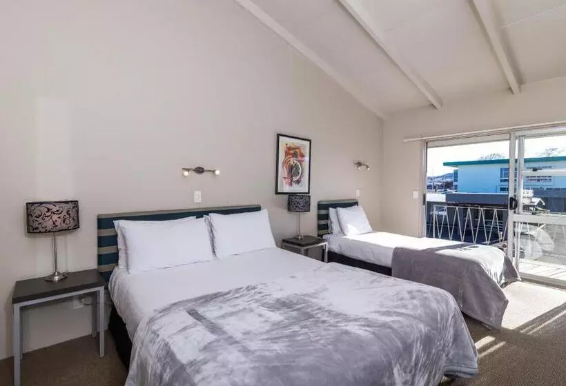 استودیوی سوپریور, Twin Peaks Lakeside Inn
