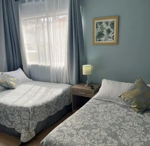 スタンダード４人部屋, Hostal Ravello