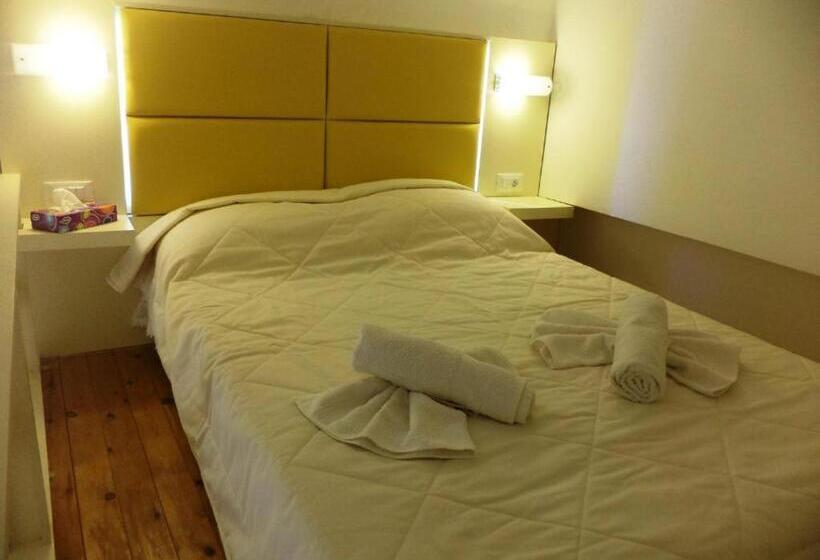 اتاق استاندارد سه نفره, Bicorna Chania