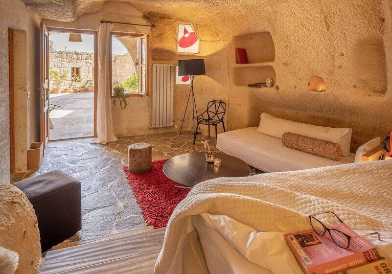 اتاق لوکس, Serinn House